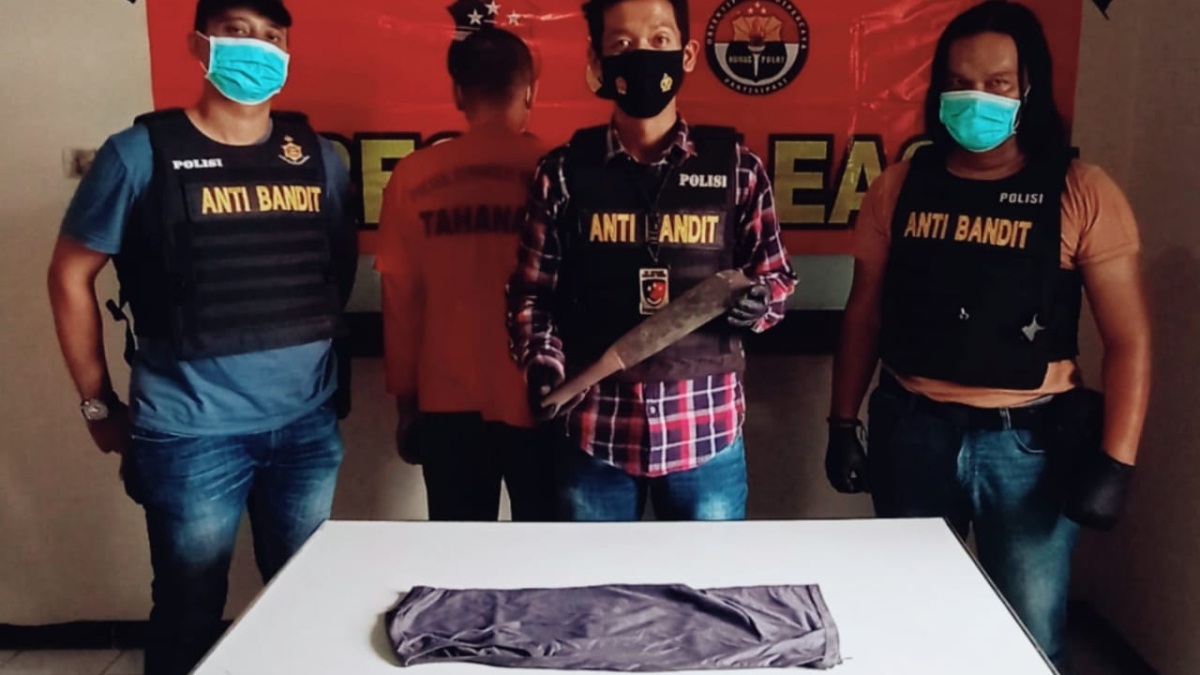 Pelaku dan barang buktinya saat dipamerkan Polisi.