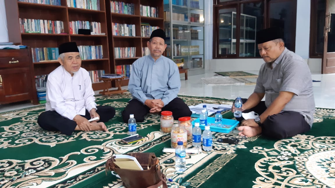  Ketua Majelis Ulama Indonesia (MUI) Banyuwangi KH Muhammad Yamin.