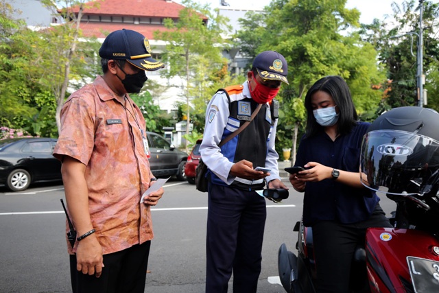 Kepala Dinas Perhubungan Kota Surabaya Irvan Wahyudrajat saat melakukan sosialisasi pembayaran retribusi parkir dengan Qris.