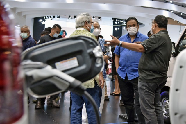 Wakil Ketua DPR RI Koordinator Bidang Industri dan Pembangunan Rachmat Gobel di sela-sela kunjungannya ke pameran GAIKINDO Indonesia International Auto Show (GIIAS) 2021, di BSD City, Kabupaten Tangerang, Banten, Minggu (21/11/2021). (dpr)