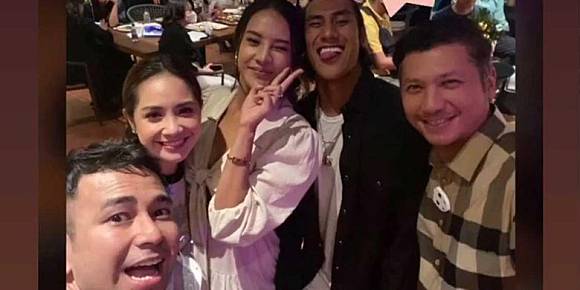 Selebriti Raffi Ahmad berfoto bareng teman-teman artis lainnya dalam sebuah pesta. | Instagram/anyageraldine