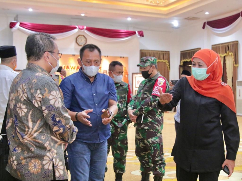 Gubernur Jatim Khofifah Indar Parawansa bersama Sekdaprov Heru Tjahjono seusai Rakor Salat Id, Senin (10/5/2021).