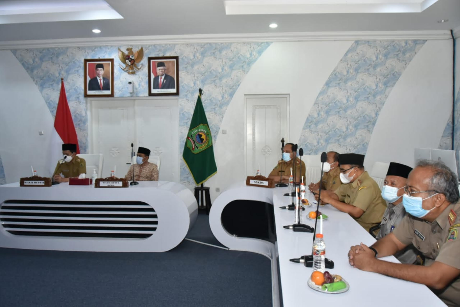 Suasana rapat.