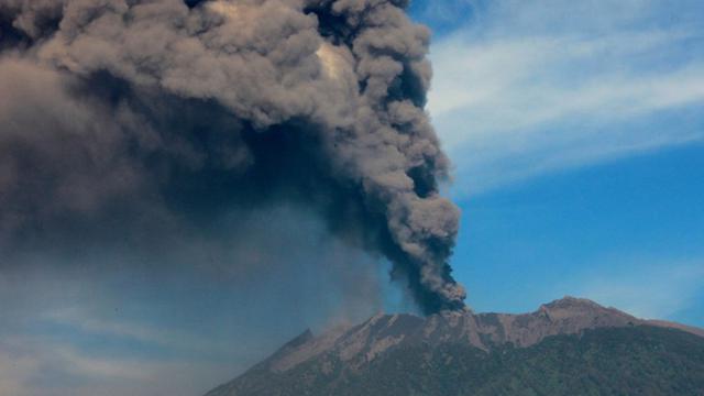Gunung Raung menyemburkan abu vulkanik yang menyebar ke sejumlah daerah di Banyuwangi, Minggu (07/2/2021).