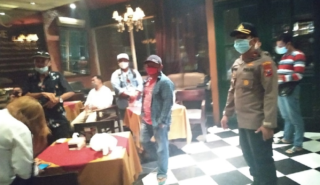 Polisi mendatangi Eclectic Pub & Lounge di Mall Surabaya Town Square (Sutos), Kamis (25/2/2021) malam.
