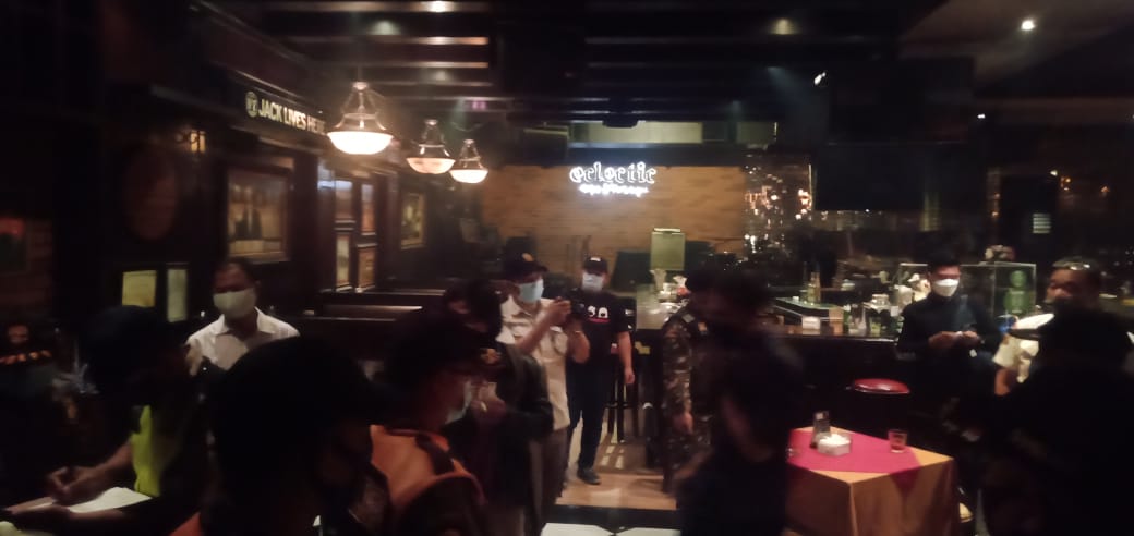 Petugas mendatangi Eclectic Pub & Lounge di mall Sutos, Rabu (3/2/2021) malam.