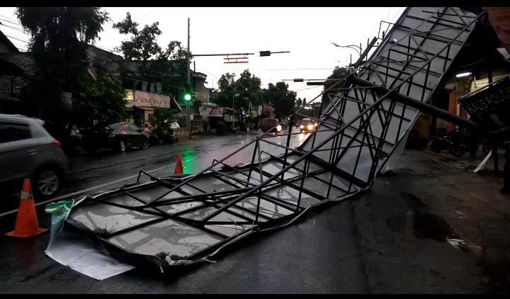 Papan reklame ambruk di Jalan Ki Mangun Sarkoro, Desa Beji, Kecamatan Boyolangu, Tulungagung