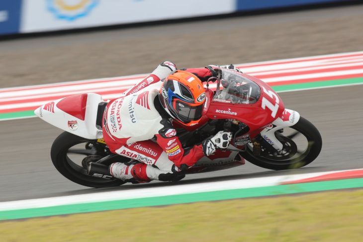 Pebalap muda Indonesia binaan PT Astra Honda Motor (AHM), Reykat Yusuf Fadillah, beraksi dalam race pertama Idemitsu Asia Talent Cup (IATC) 2022 di Mandalika International Street Circuit.