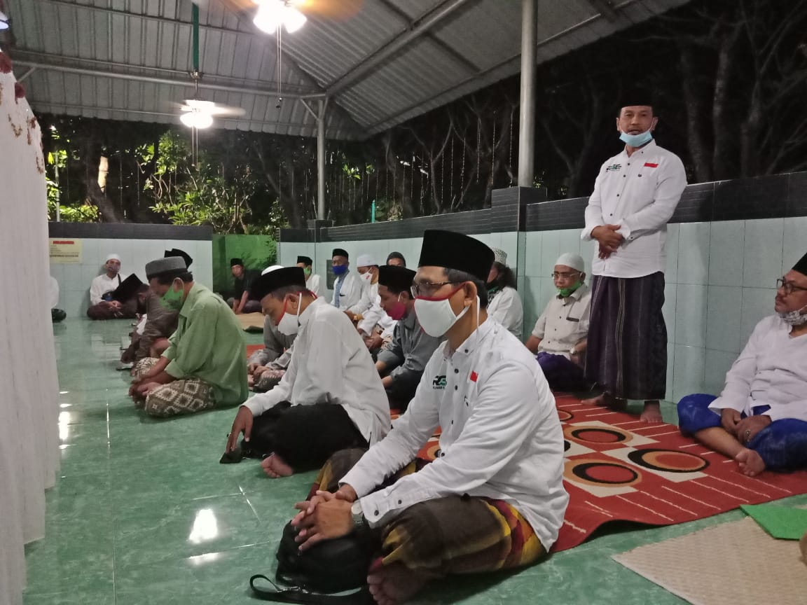 Kiai NU dan Relawan Gus Eri Cahyadi menggelar doa bersama dan tahlil di makam ulama Sayyid Ali Asghor Basyaiban