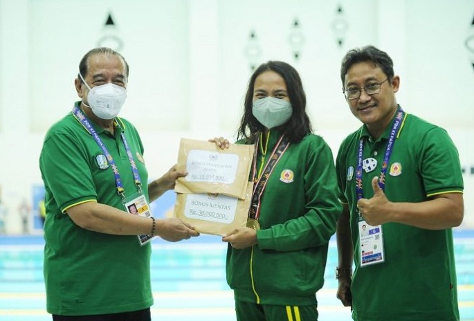 Ketua Umum KONI Jatim Erlangga Satriagung (kiri) memberikan bonus mentas kepada Nurul Fajar Fitriyati.