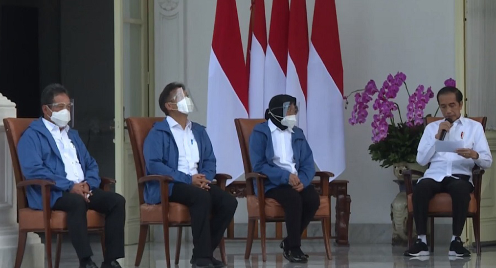 Tri Rismaharini bersama menteri baru Jokowi di Istana Presiden, Selasa (21/12).