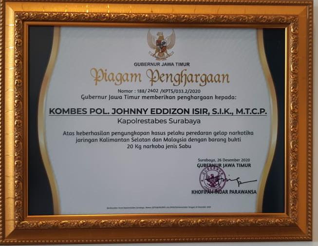 Piagam penghargaan dari Gubernur Jawa Timur. | Polrestabes Surabaya