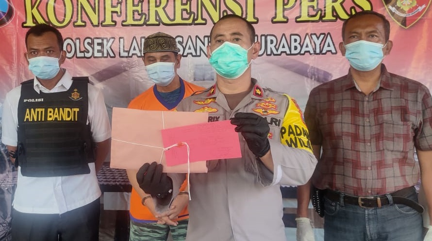 Kapolsek Lakarsantri Kompol Hendrix (tengah) memberikan keterangan pers terkait kasus penggelapan mobil di Mapolsek Lakarsantri, Selasa (16/3/2021). (IST)