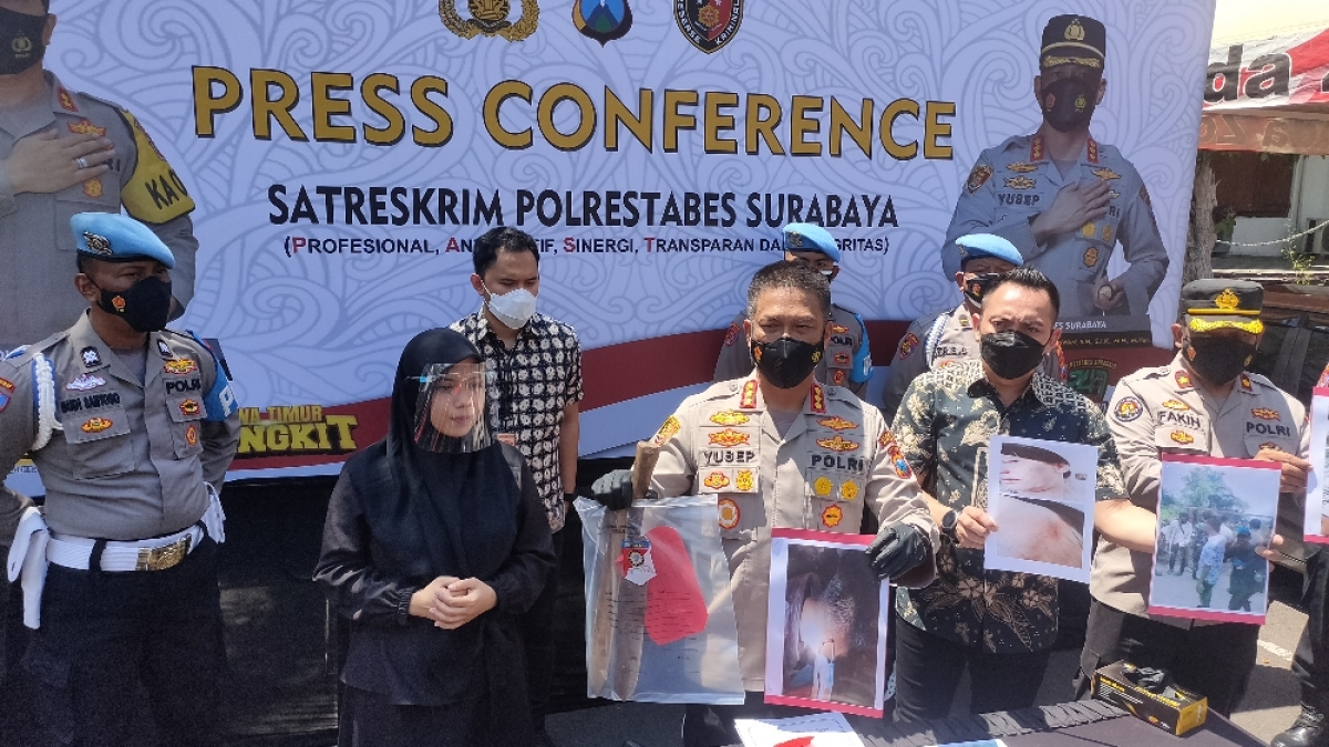 Kapolrestabes Surabaya tunjukkan barang bukti kasus penganiayaan.