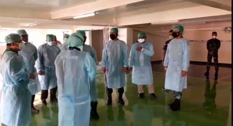 Gubernur Jatim Khofifah Indar Parawansa dan jajaran RSUD Dr Soetomo Surabaya saat meninjau lahan parkir rumah sakit pelat merah tersebut.