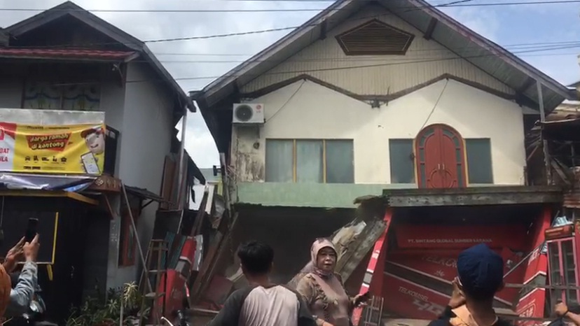 Rumah di jalan Kelayan A Luar No 31/33 RT002, Kecamatan Banjarmasin Tengah tiba-tiba ambruk, Sabtu (27/11).