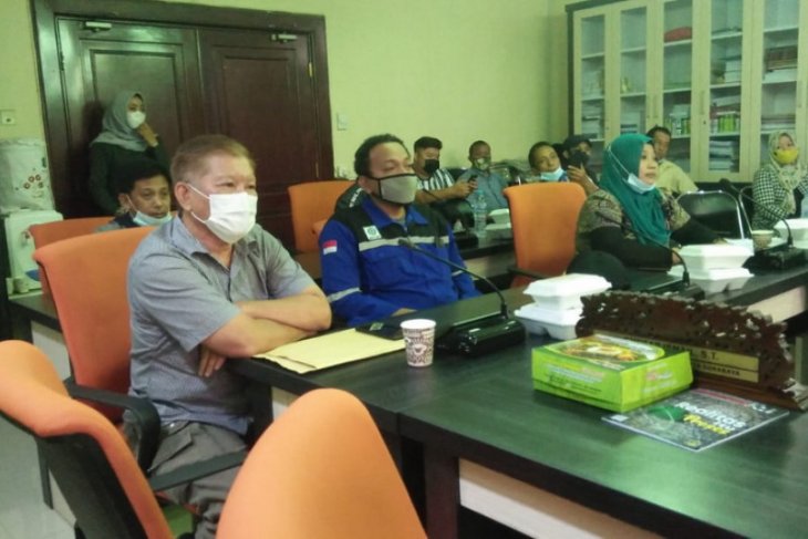 Sejumlah warga di Kelurahan Tanah Kali Kedinding, Kecamatan Kenjeran, Kota Surabaya mengadukan rumahnya yang retak akibat pembangunan gudang milik CV Graha Bangun Utama kepada Komisi A DPRD Surabaya. (dprd surabaya)