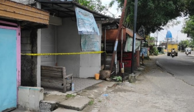 Rumah YD, terduga teroris di Desa Kuncen, Kecamatan Padangan, Kabupaten Bojonegoro, Jawa Timur, dipasangi police line, Selasa (2/3/2021). (Foto : Yusuf/Bacasaja.id)