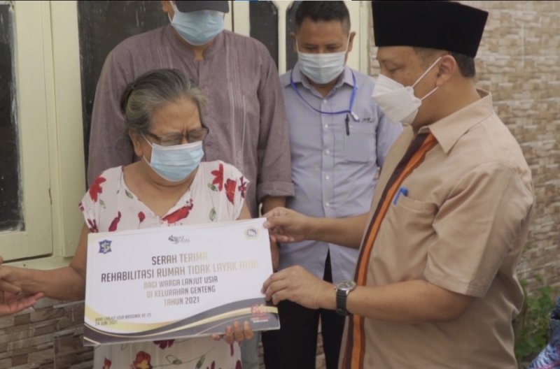 Suasana penyerahan program rehabilitasi sosial Rutilahu kepada salah satu lansia penerima manfaat di wilayah Kelurahan Genteng.