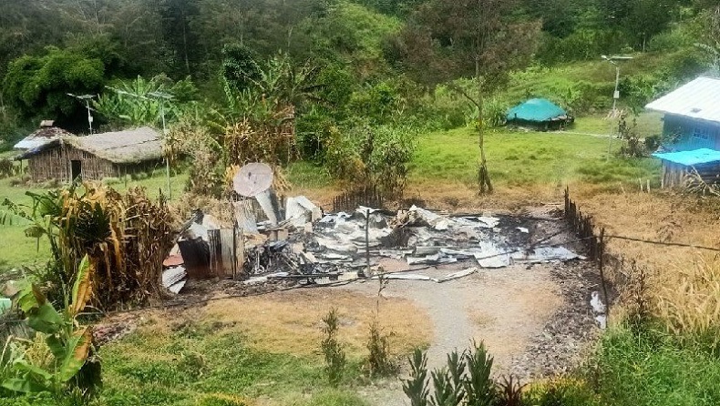 Salah satu rumah warga yang dibakar KKB di Beoga, Kabupaten Puncak, Sabtu (17/4/2021).