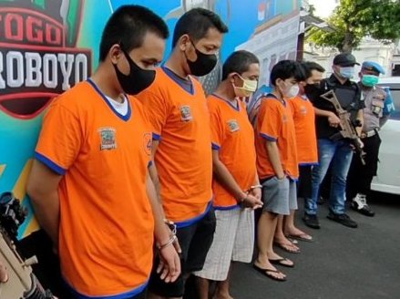 Lima tersangka sabu-sabu di Mapolrestabes Surabaya.