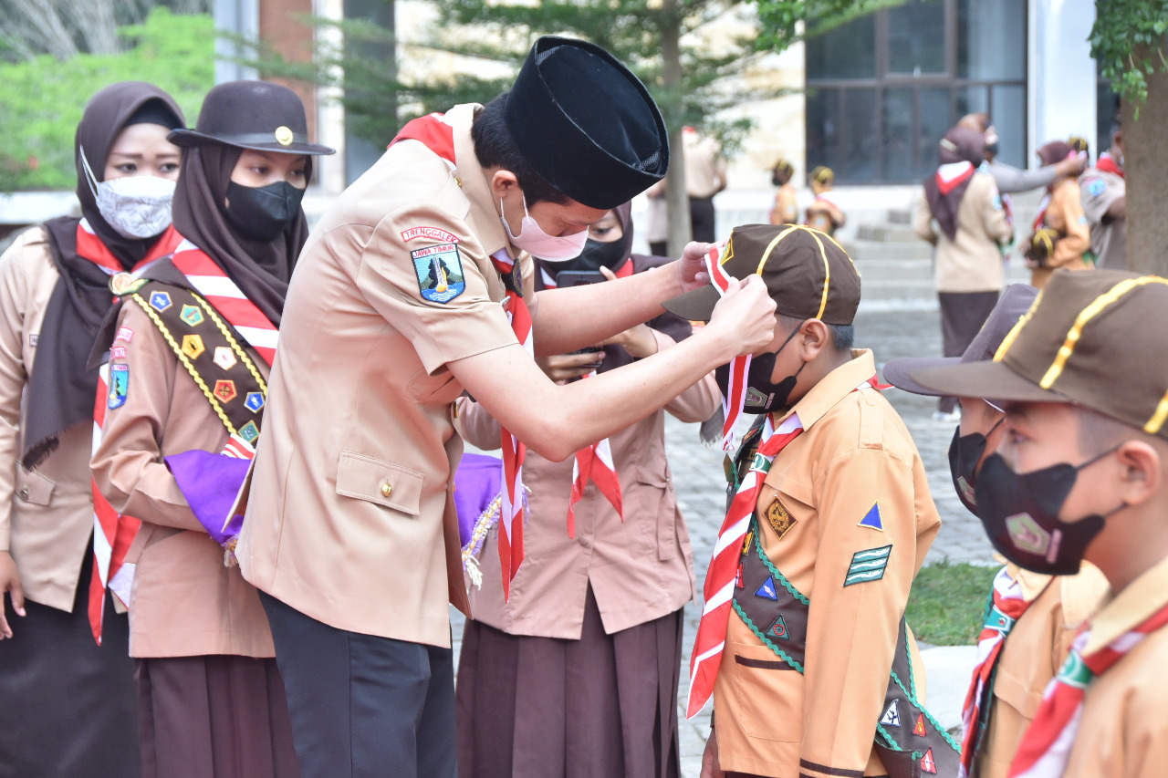 Wakil Bupati Trenggalek Syah Muhamad Natanegara saat mengukuhkan anggota Pramuka.