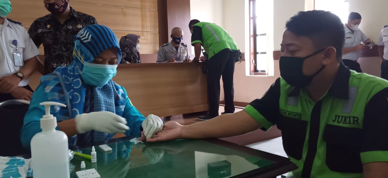 100 orang Jukir di Tulungagung saat menjalani rapid test yang digelar oleh Dinas Perhubungan, Selasa (24/11/2020). (Foto: lion) 