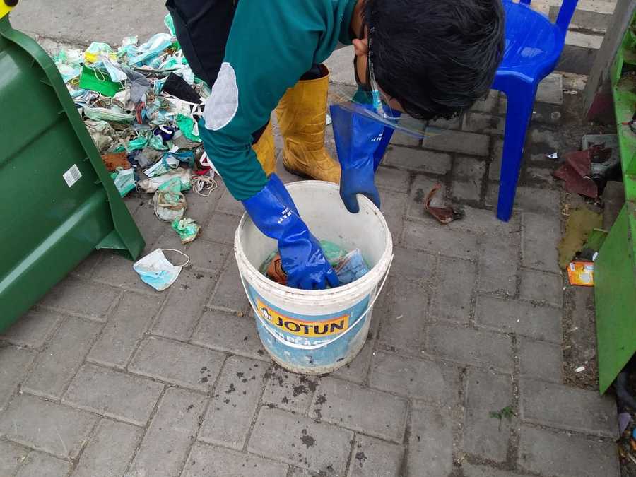 Petugas tampak sedang mencuci sampah masker. (surabaya.go.id)