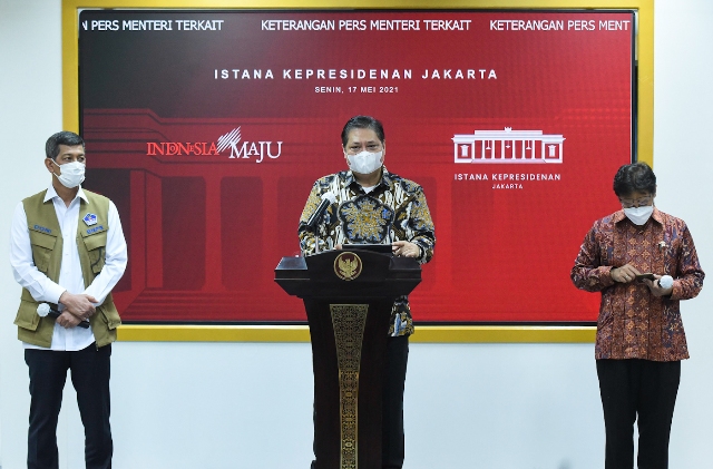 Ketua KPCPEN Airlangga Hartarto didampingi Menkes Budi Gunadi Sadikin dan Ketua Satgas Penanganan COVID-19 Doni Monardo memberikan keterangan pers di Jakarta, Senin (17/05/2021).