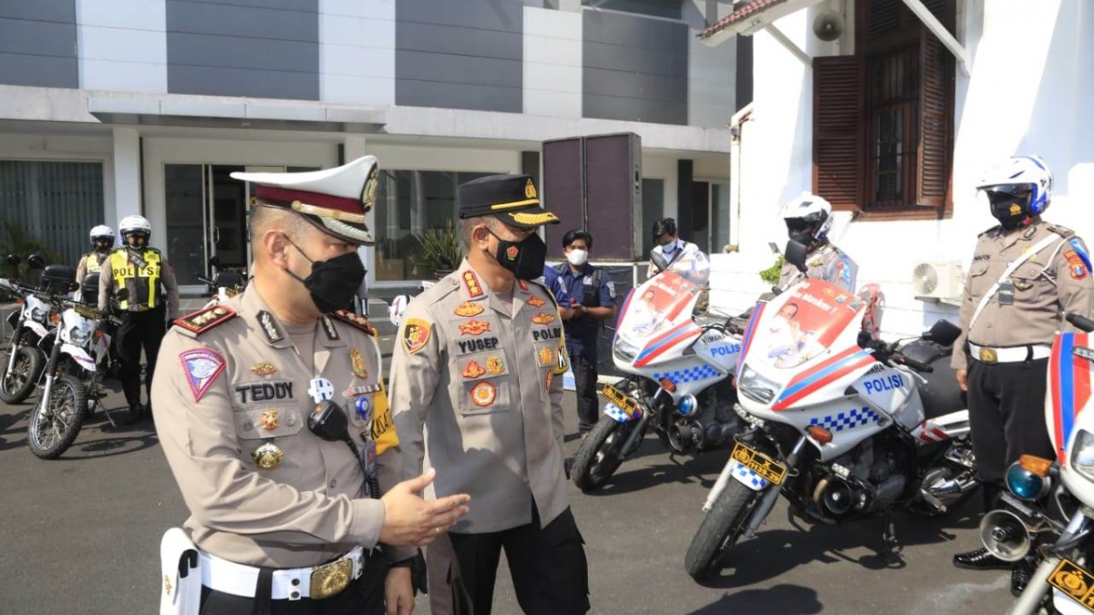 Kasatlantas Polrestabes Surabaya AKBP Teddy Chandra mendampingi Kapolrestabes Surabaya Kombes Pol Yusep mengecek personil yang terlibat operasi.