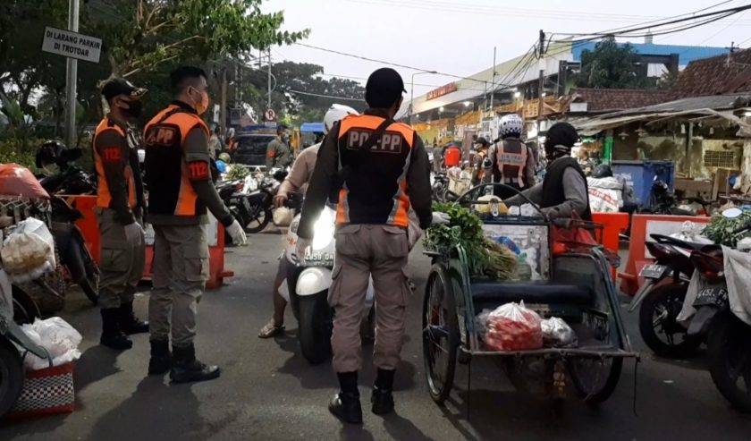 Satpol PP Surabaya menggelar operasi penertiban masker dan rapid test massal di Pasar Keputran, beberapa waktu lalu. (Ist) 