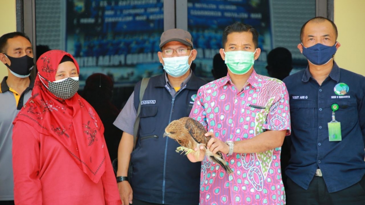 Foto : Petugas menunjukkan barang bukti.