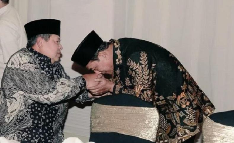 Foto Moeldoko mencium tangan SBY yang beredar di media sosial