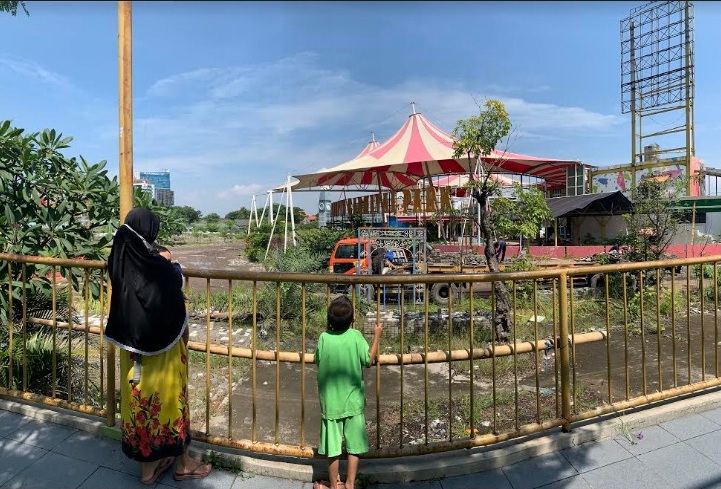 Yuni beserta anaknya saat memandangi SCNM yang tengah dibongkar.