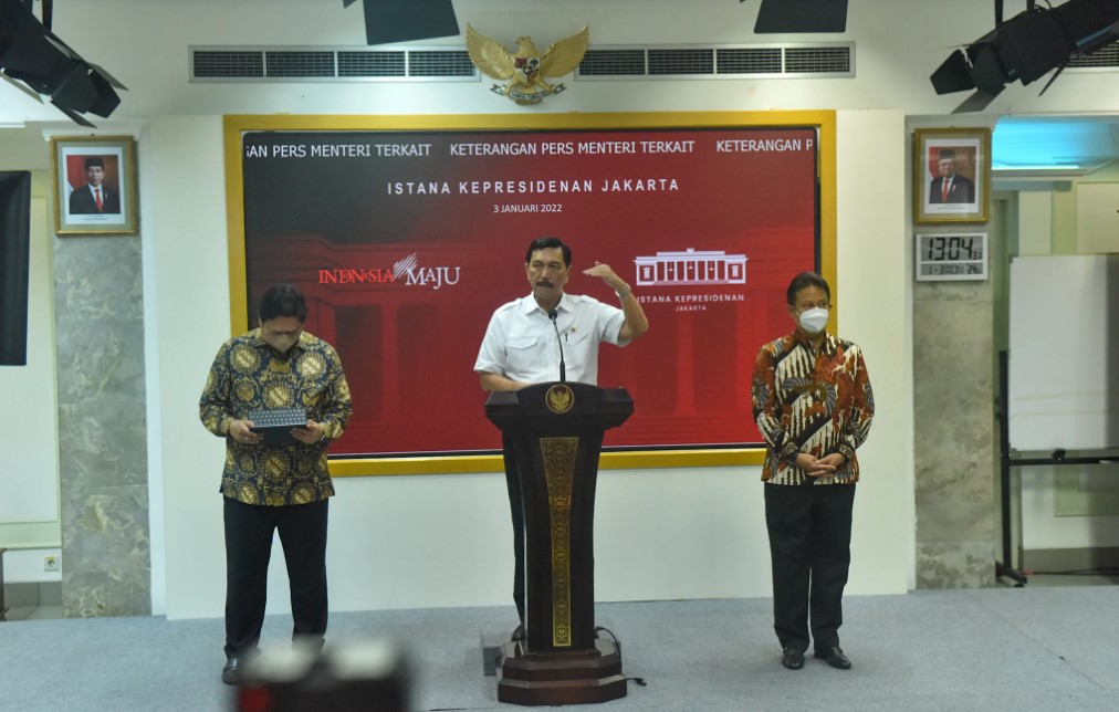 Menko Marves Luhut Binsar Pandjaita, Menko Ekon Airlangga Hartarto, dan Menkes Budi Gunadi Sadikin memberikan keterangan pers usai Ratas mengenai Evaluasi PPKM, Senin (03/1/2022), di Kantor Presiden, Jakarta. (Setkab)