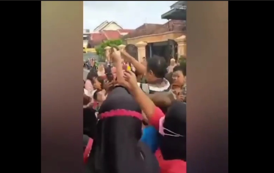 Video viral aksi Pak Kades di Tulungagug yang menyebar uang hingga menimbulkan kerumunan.