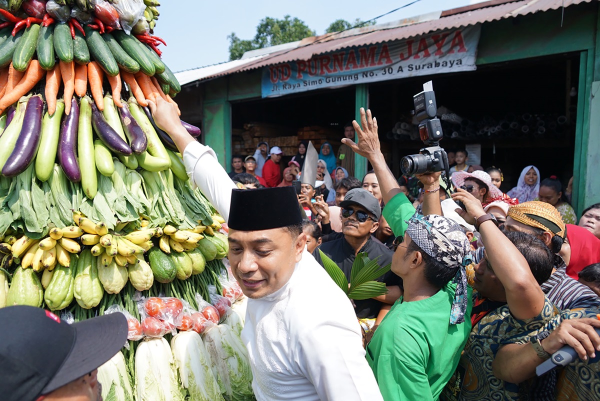 Wali Kota Surabaya Eri Cahyadi menghadiri sedekah bumi dan arak-arakan gunungan di Simo Gunung Barat RW 05