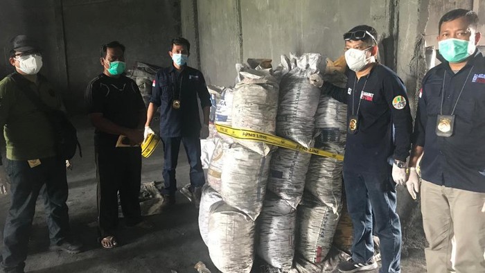 Penyidik dari KLHK menyegel empat perusahaan produsen aluminium yang diduga tidak mengantongi izin pengeloaan limbah B3. | IST