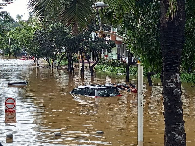 Banjir di Kemang, Jakarta, merendam rumah mewah dan mobil-mobil.
