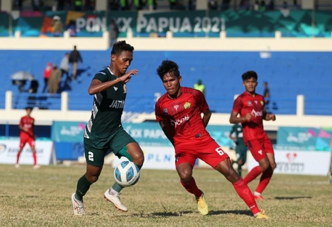 Pertandingan antara tim sepak bola Jatim dan Aceh di Stadion Barbanas Youwe, Kabupaten Jayapura, Selasa (12/10/2021). (KONI Jatim)