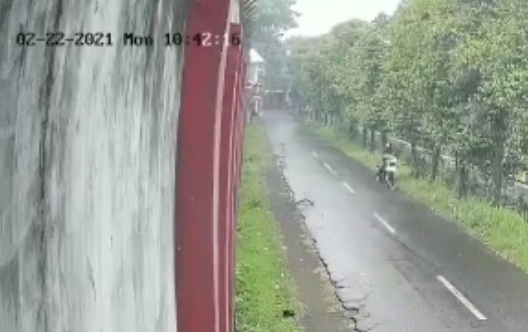 Dua orang yang menumpang sepeda motor tampak sedang melempar narkoba ke dalam Lapas Tulungagung.