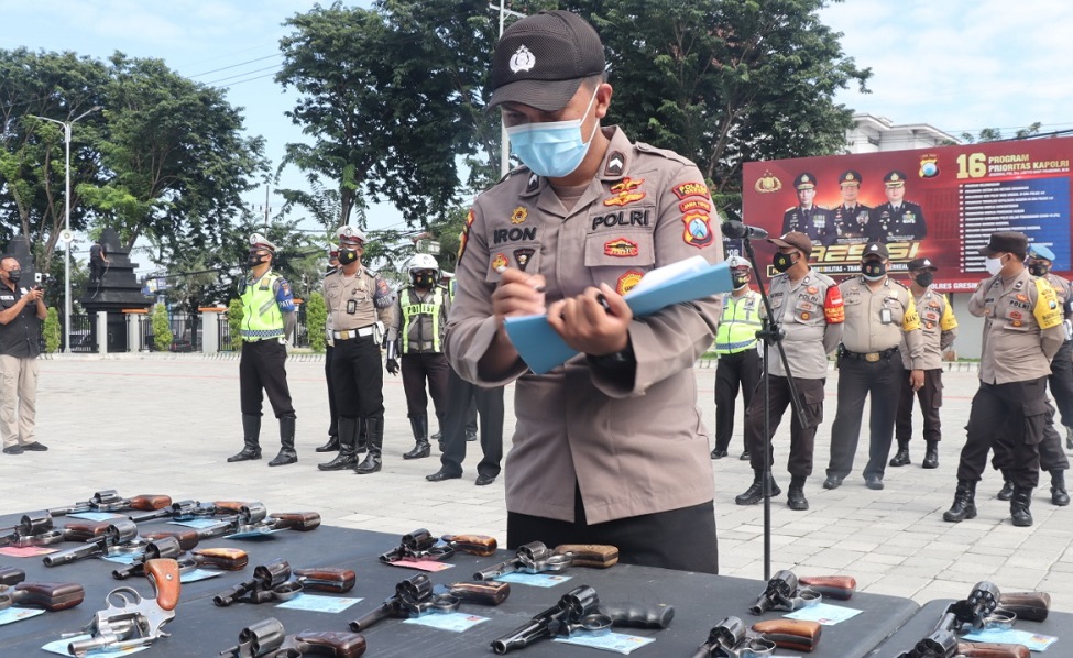 Wakapolres Gresik Kompol Eko Iskandar bersama Kasi Propam Polres Gresik Ipda Suharto melakukan pemeriksaan Senpi anggota Polres Gresik dan Polsek Jajaran, Selasa (2/3/2021) di Mapolres. (FOTO TBK/BACASAJA.ID)
