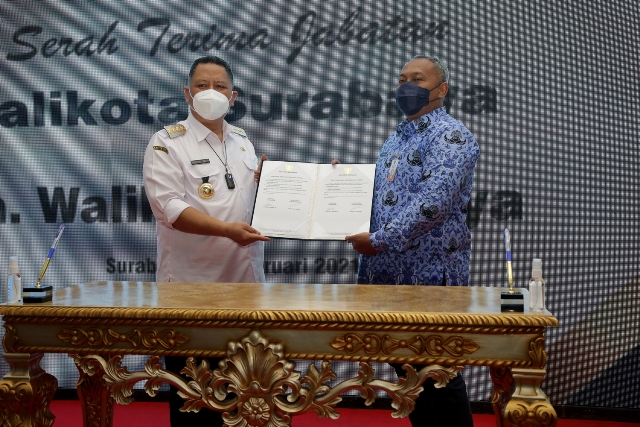 Serah terima jabatan dari Wali Kota Surabaya Whisnu Sakti Buana kepada Pelaksana Harian (Plh) Wali Kota Surabaya Hendro Gunawan.