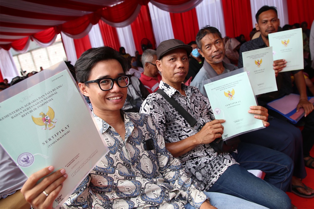 Penyerahan sertipikat tanah program PTSL (Pendaftaran Tanah Sistematis Lengkap) 