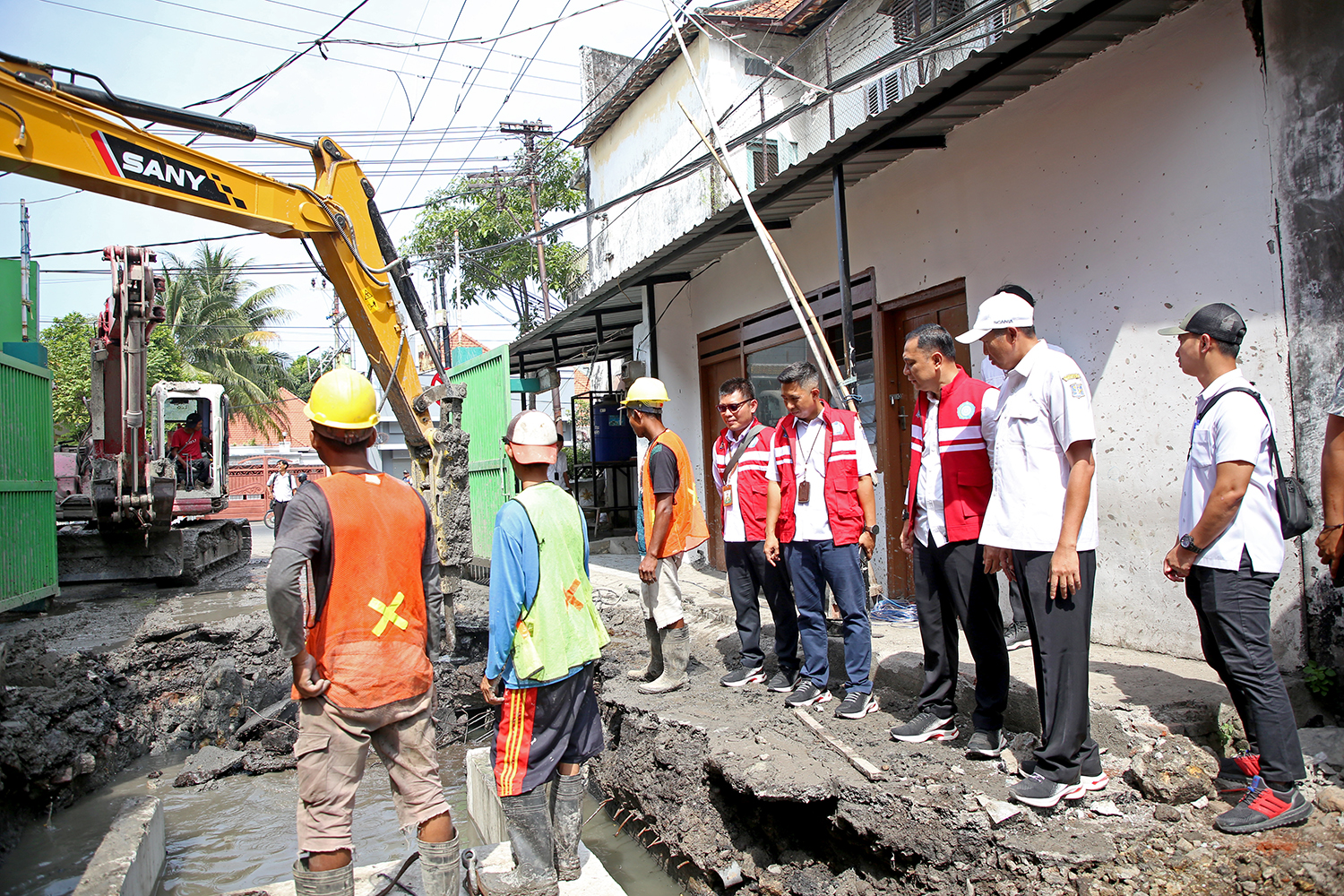 Wali Kota Surabaya Eri Cahyadi melakukan inspeksi mendadak (sidak) pembangunan box culvert di Jalan Kapasari I