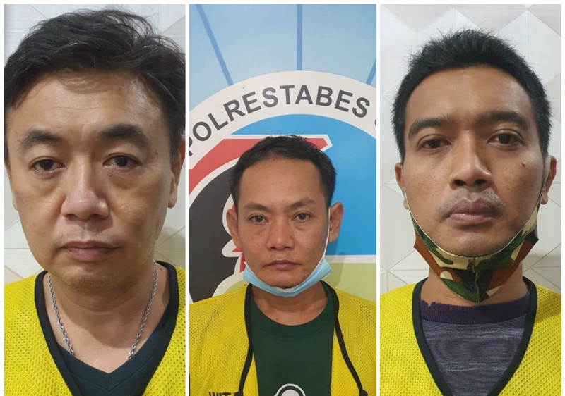 Ketiga tersangka saat diamankan di Mapolresta Surabaya.