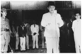 Soekarno membacakan teks proklamasi.