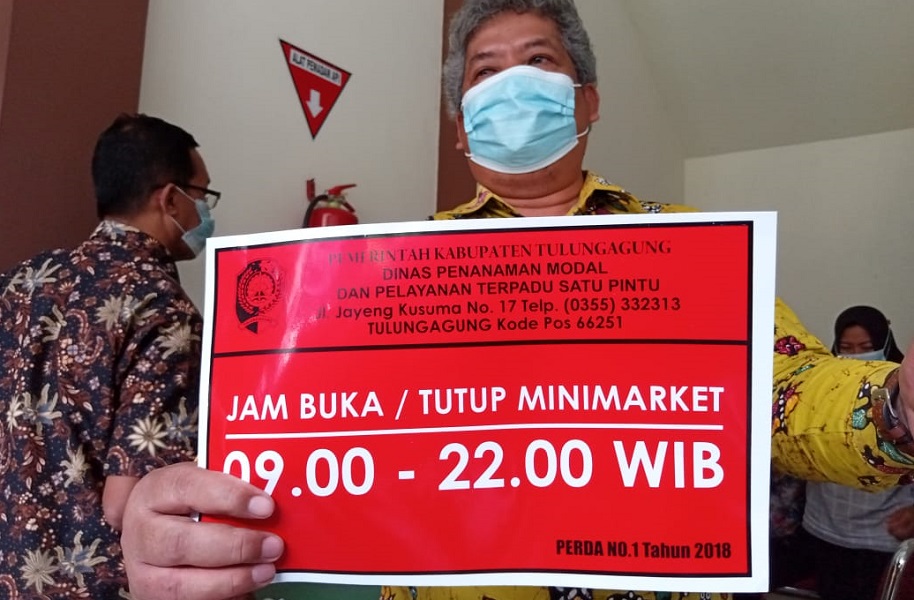 Contoh stiker yang akan ditempelkan ke toko modern yang melanggar jam operasional di Tulungagung.