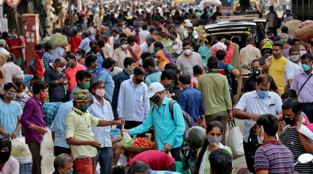 Suasana kerumunan di India. (rtr)