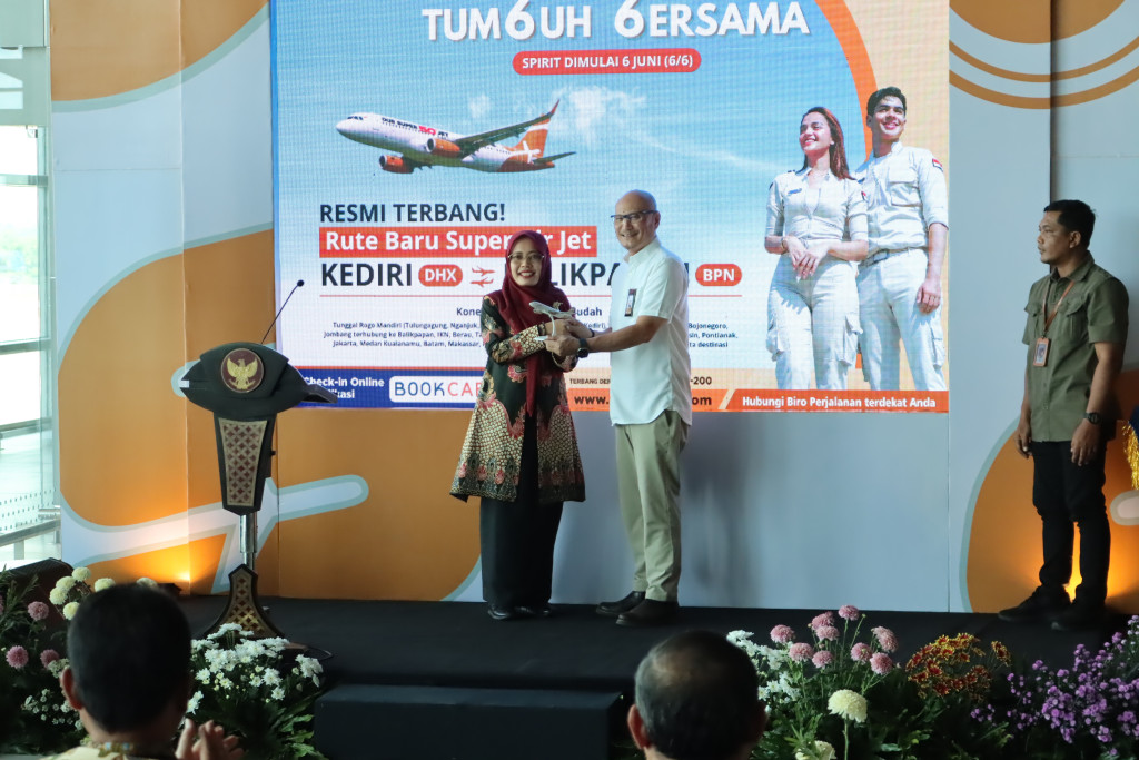 Wakil Bupati Kediri, Dewi Maria Ulfa bersama Plt Direktur Utama yang juga Direktur Operasi Super Air Jet, Boentoro Suhariyanto, dalam launching terbang perdana Super Air Jet di Bandar Udara Dhoho Kediri, Kamis (6/6/2024). Foto; Kominfo Jatim 